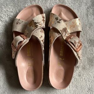 Birkenstock soft bed suede rose metallic. Hardly worn. Very comfortable.